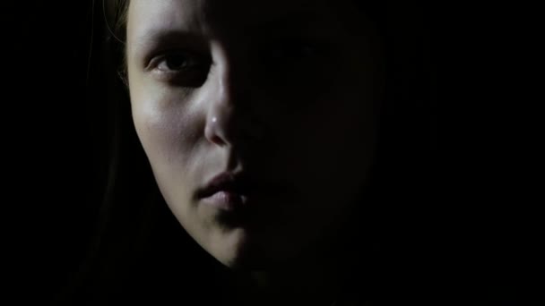 Niña adolescente triste, miedo en sus ojos. 4K UHD — Vídeos de Stock