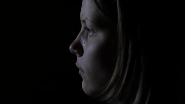 Smutné, dospívající dívka, strach v jejích očích. 4k Uhd — Stock video