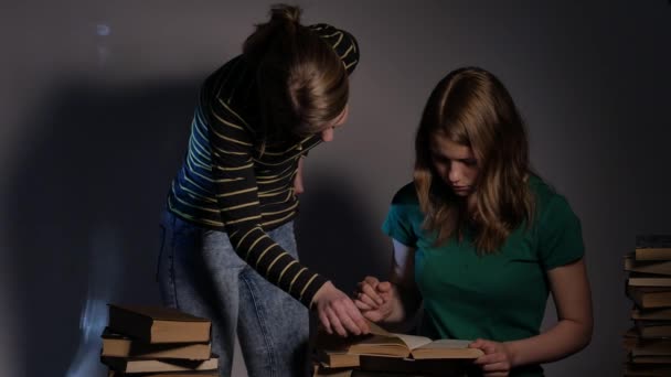 두 여자, 어머니와 그녀의 십 대 딸, 또는 두 자매는 책을 읽고 고도 서와 함께 재미. 4k Uhd. — 비디오