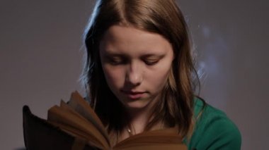 Genç kız kitap ve okuma ile çevrilidir. 4k Uhd.