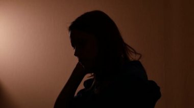 Üzgün genç kız. 4k Uhd