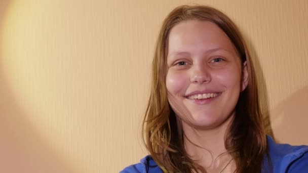 Portrét smějící se dospívající dívky. 4k Uhd. — Stock video