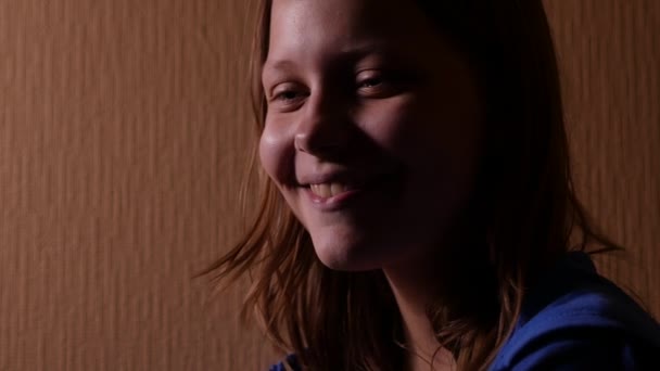 Portret van een lachende tiener meisje. 4k Uhd. — Stockvideo