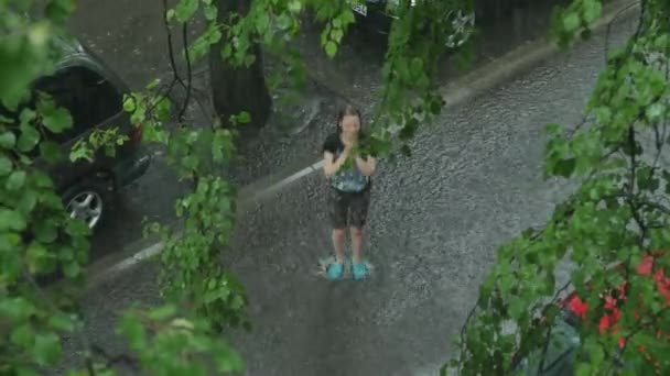 Menina adolescente se divertindo na chuva. 4K UHD . — Vídeo de Stock