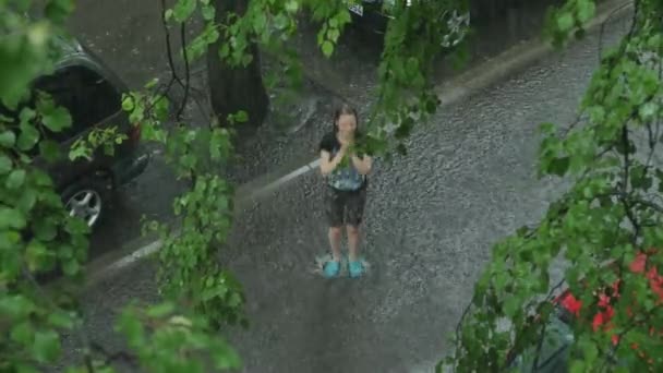 Teenie-Mädchen haben Spaß im Regen. 4k uhd.