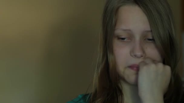 Deprimida menina adolescente chorando sozinha. 4K UHD . — Vídeo de Stock