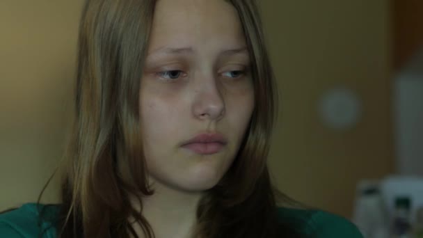 Adolescente depressa che piange da sola. 4K UHD . — Video Stock