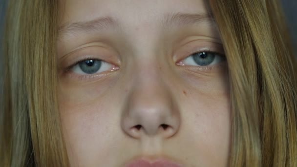 Przygnębiony teen dziewczyna płacze sam. 4k Uhd. — Wideo stockowe