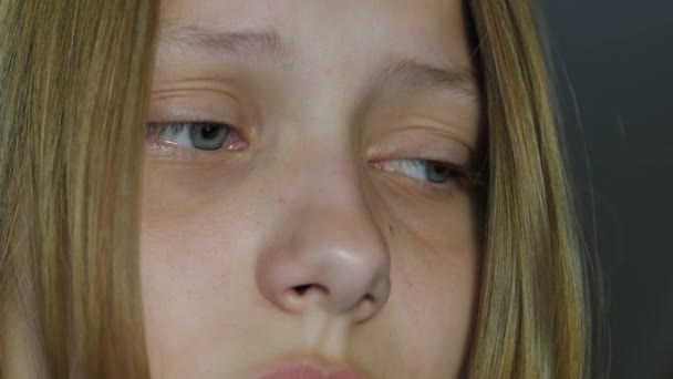 Depressieve tiener meisje alleen huilen. 4k Uhd. — Stockvideo