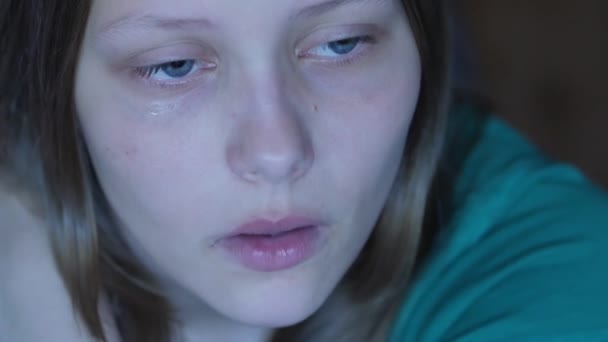 Depressieve tiener meisje alleen huilen. 4k Uhd. — Stockvideo