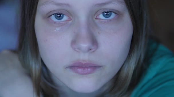 Depressieve tiener meisje alleen huilen. 4k Uhd. — Stockvideo