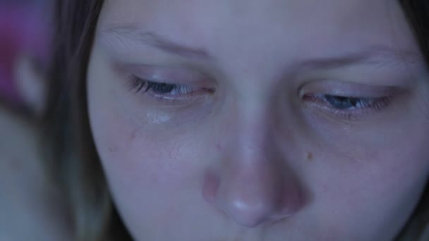 Adolescente depressa che piange da sola. 4K UHD . — Video Stock