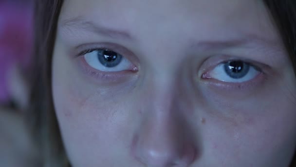 Adolescente deprimida llorando sola. 4K UHD . — Vídeos de Stock