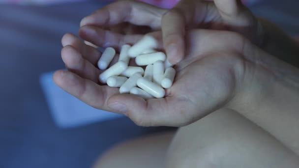 Une adolescente désespérée tente de se suicider avec des pilules. 4K UHD .