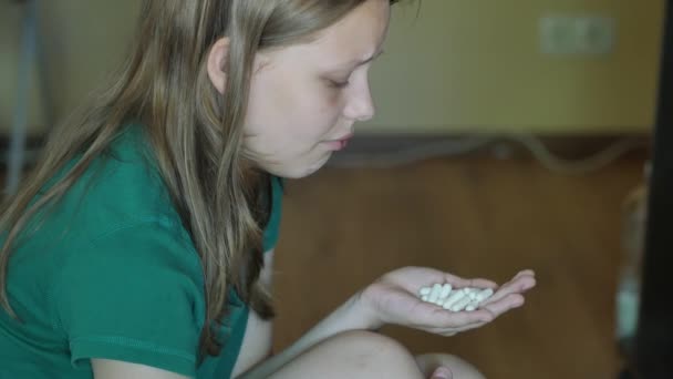 Niña adolescente desesperada intenta suicidarse con pastillas. 4K UHD . — Vídeo de stock