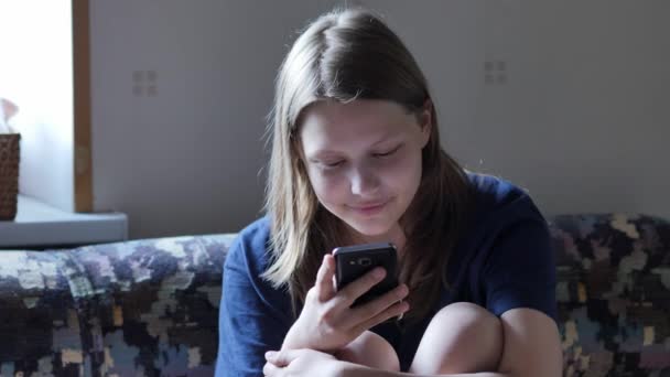 Teen flicka chattar med en smartphone. 4k Uhd — Stockvideo