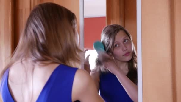Mooie tiener meisje in de spiegel kijken. 4k Uhd. — Stockvideo