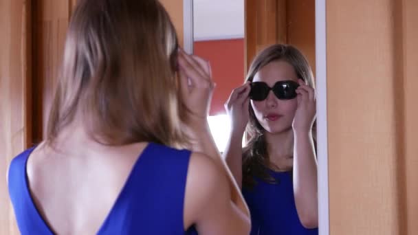 Menina adolescente bonita olhando no espelho. 4K UHD . — Vídeo de Stock