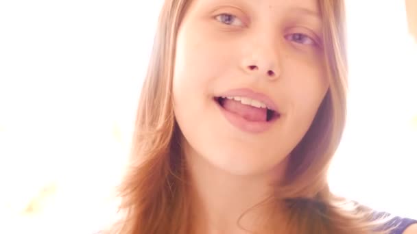 Adolescente chica divirtiéndose y tomando selfies con caras divertidas, 4K UHD . — Vídeos de Stock
