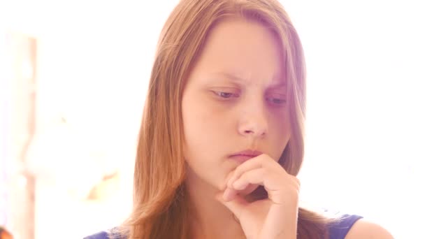 Nešťastný smutný dospívající dívka. 4k Uhd. — Stock video