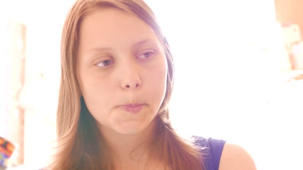 Ongelukkig triest tiener meisje. 4k Uhd. — Stockvideo