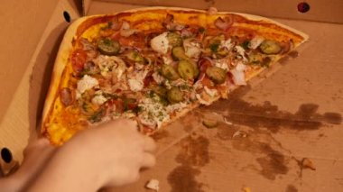 Lezzetli bir dilim pizza kaldırma kapatın. 4k Uhd.