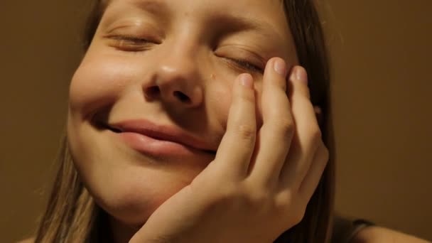 Zející tvář dospívající dívky. 4k Uhd. — Stock video