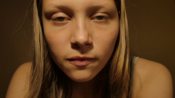 Trauriges Teenie-Mädchen, das an etwas denkt. 4k uhd — Stockvideo