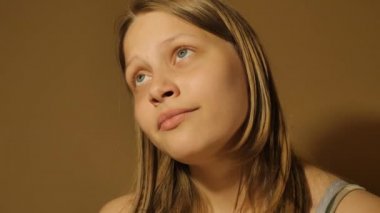 Düşünme süreci. Genç kız hakkında bir şey düşünüyorum. 4k Uhd.