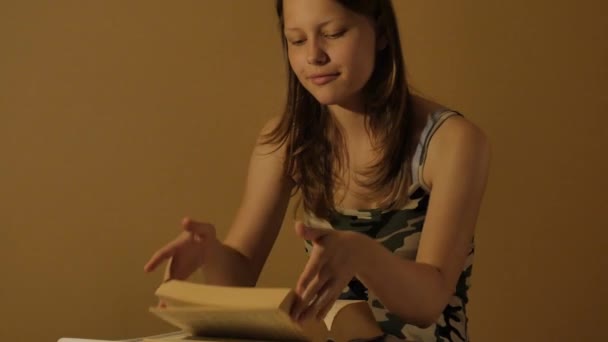 Ragazza adolescente con un libro. 4K UHD . — Video Stock