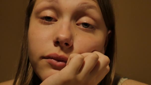 Les adolescentes bâillent face. 4K UHD . — Video