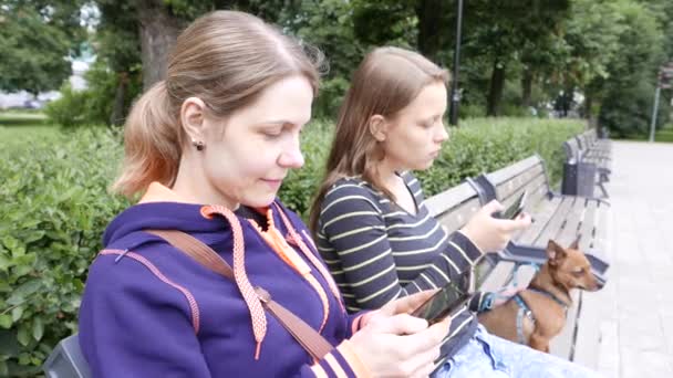 Chicas con smartphones. 4K UHD . — Vídeos de Stock