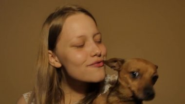 Genç kız having oyunculuk ile onun küçük oyuncak terrier köpek gülümsüyor. 4k Uhd.