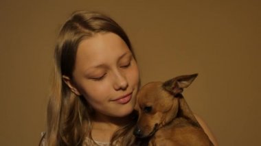 Genç kız having oyunculuk ile onun küçük oyuncak terrier köpek gülümsüyor. 4k Uhd.