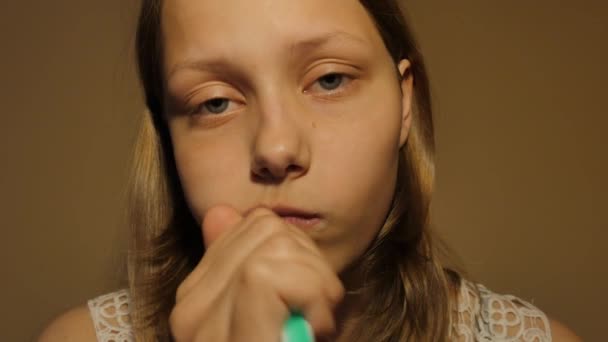 Adolescente brosse ses dents, 4K UHD — Video