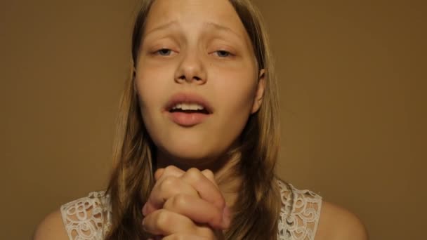 Дівчина-підліток молиться. 4K UHD — стокове відео