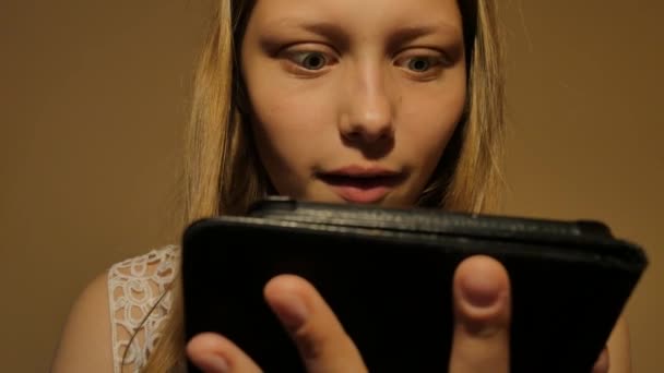 Девушка читает электронные книги. 4K UHD — стоковое видео