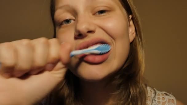 Teen girl brushes her teeth, 4K UHD — Stock Video