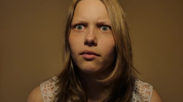 Triest en nieuwsgierige tiener meisje. 4k Uhd — Stockvideo