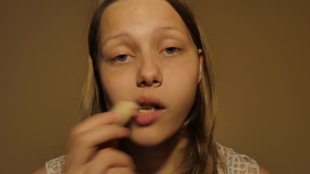 Adolescente mangeant un bonbon. Gros plan 4K UHD — Video