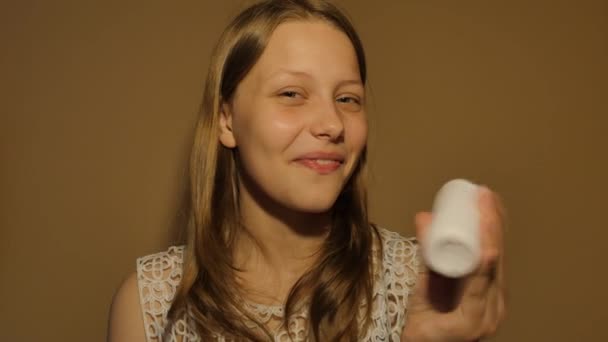 Девочка-подросток пьет молоко или йогурт из маленькой бутылочки. 4K UHD — стоковое видео