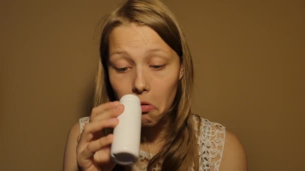 Teen flicka dricka mjölk eller yoghurt från en liten flaska. 4k Uhd — Stockvideo