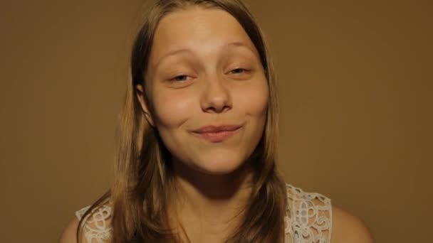 十代の少女は、攻撃的なジェスチャーを作るします。若い反社会的フーリガン。4 k Uhd — ストック動画