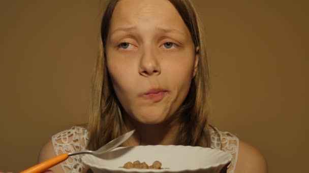 Teenie-Mädchen essen Cornflakes zum Frühstück. 4k uhd. — Stockvideo