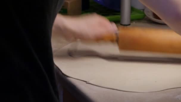在厨房里，4 k 制作食品过程到 — 图库视频影像
