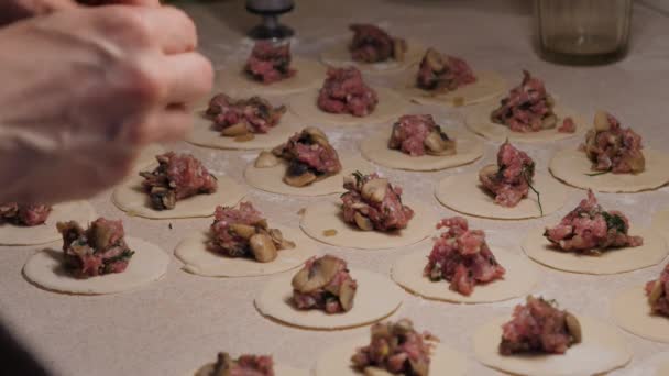 Os processos de fazer comida em uma cozinha, 4K UHD — Vídeo de Stock