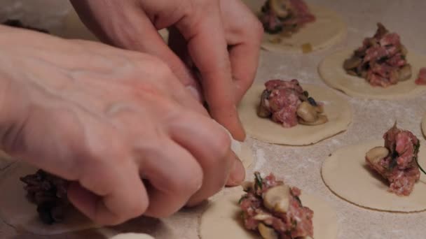 Los procesos de fabricación de alimentos en una cocina, 4K UHD — Vídeo de stock