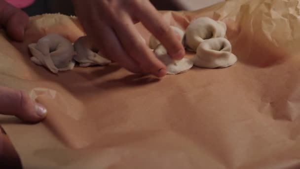 Os processos de fazer comida em uma cozinha, 4K UHD — Vídeo de Stock