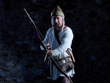 Ortaçağ archer bir yay ve ok ile