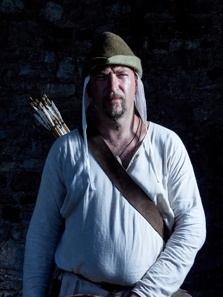 Средневековый лучник с луком и стрелами — стоковое фото